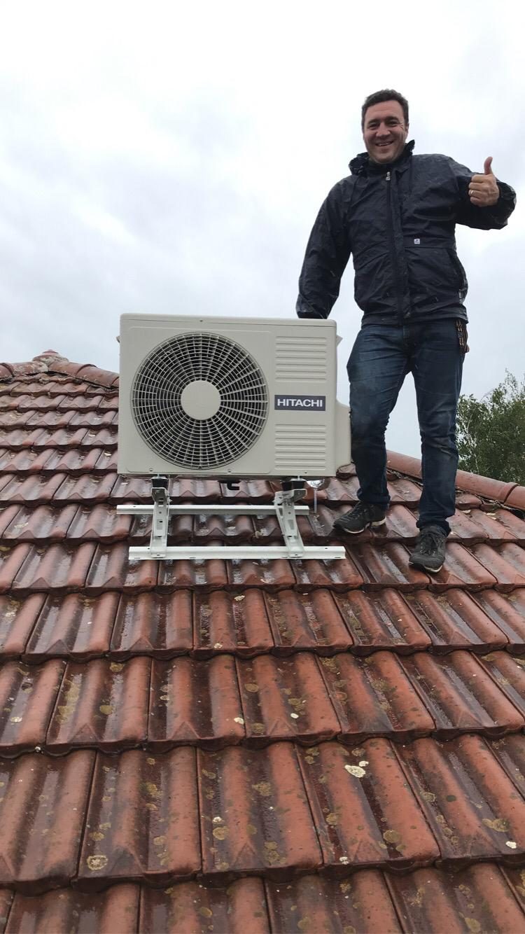 Mathieu Maurin, fondateur Easy Calo, sur un chantier d'installation de pompe à chaleur à Jonage